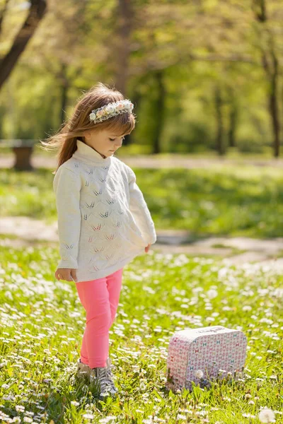 Ein Kleines Mädchen Posiert Mit Ihrem Koffer — Stockfoto