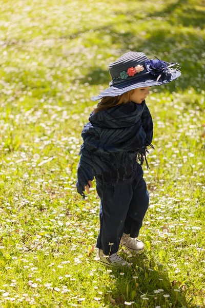 Liten Flicka Med Hatt Ett Blomsterfält — Stockfoto