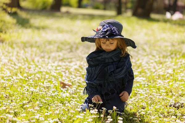 Una Niña Con Sombrero Campo Flores — Foto de Stock