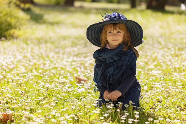 Una Niña Con Sombrero Campo Flores — Foto de Stock