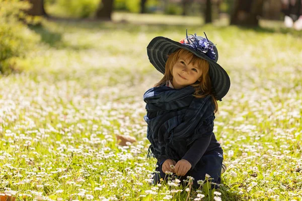 Une Petite Fille Avec Chapeau Dans Champ Fleurs — Photo