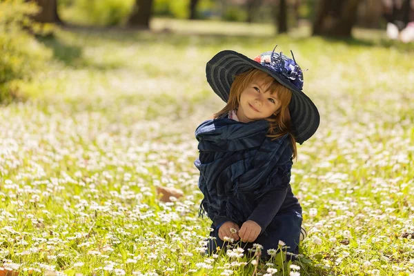 Una Niña Con Sombrero Campo Flores — Foto de Stock