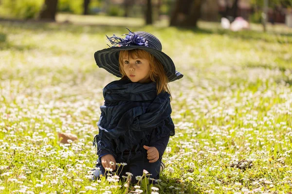 Una Niña Con Sombrero Campo Flores — Foto de Stock