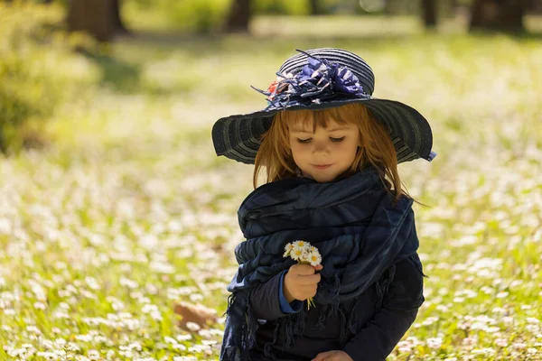 Una Niña Con Sombrero Campo Flores — Foto de Stock