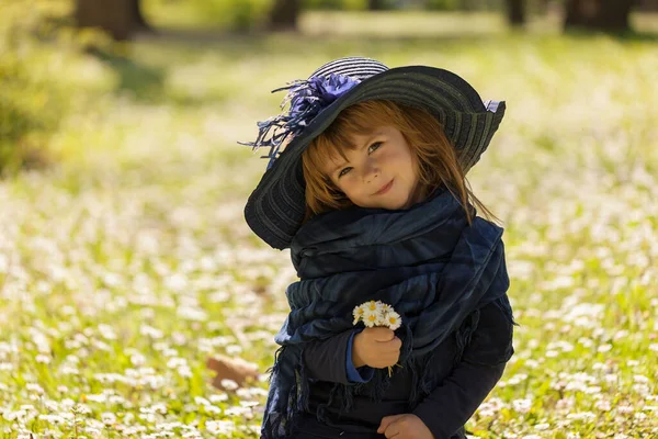 Una Niña Con Sombrero Campo Flores — Foto de Stock