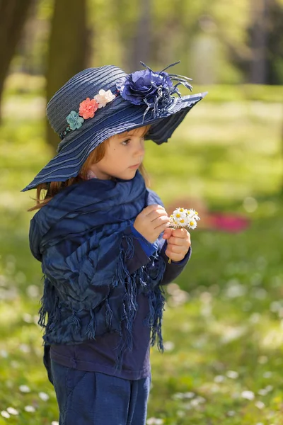 Una Niña Con Sombrero Campo Flores — Foto de Stock