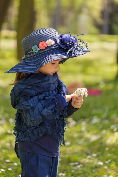 Una Niña Con Sombrero Campo Flores — Foto de Stock