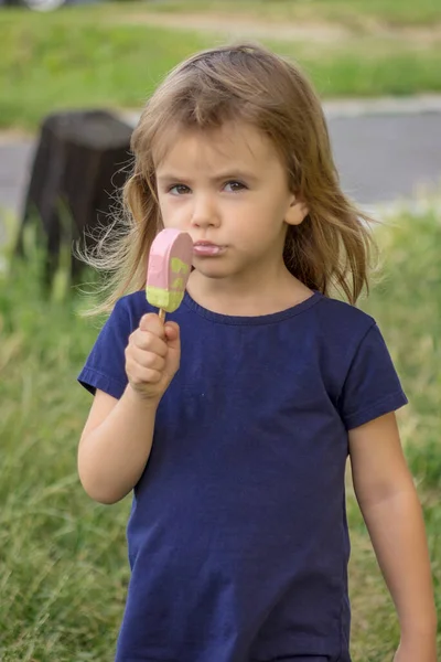 Child Licking Ice Cream Park — Stock Photo, Image