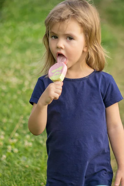 Child Licking Ice Cream Park — Stock Photo, Image