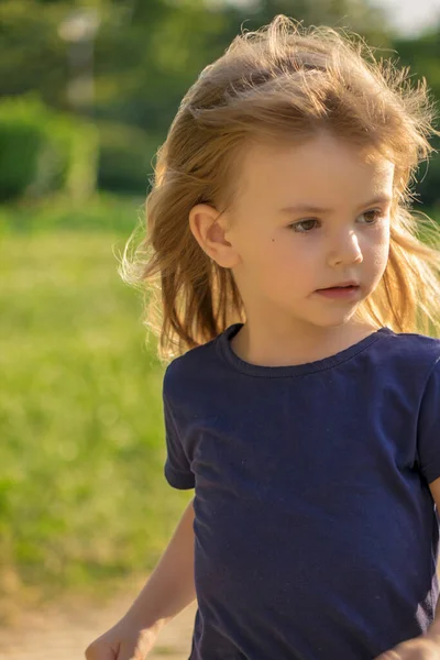 Маленькая Девочка Ходит Городскому Парку Весной — стоковое фото
