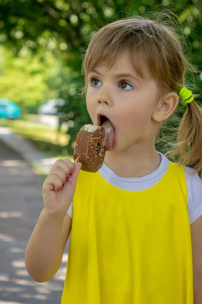 Una Bambina Abito Giallo Leccare Gelato Natura — Foto Stock