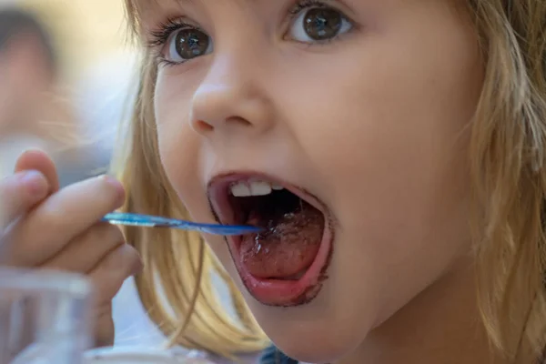 Little Girl Eating Ice Cream Cup — Stock Photo, Image