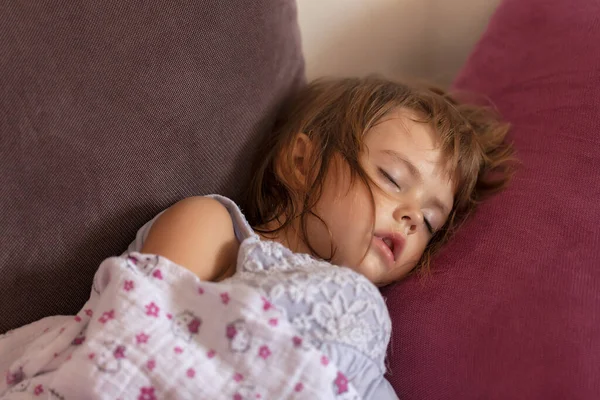 Menina Dorme Travesseiro — Fotografia de Stock