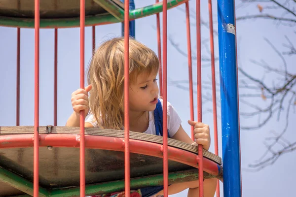 Liten Flicka Park Utrustning För Klättring — Stockfoto