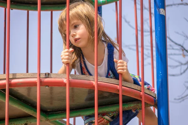 Liten Flicka Park Utrustning För Klättring — Stockfoto