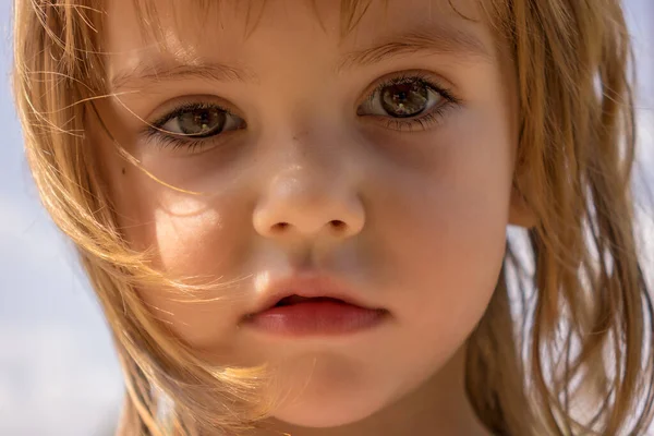 Portret Van Een Klein Meisje — Stockfoto