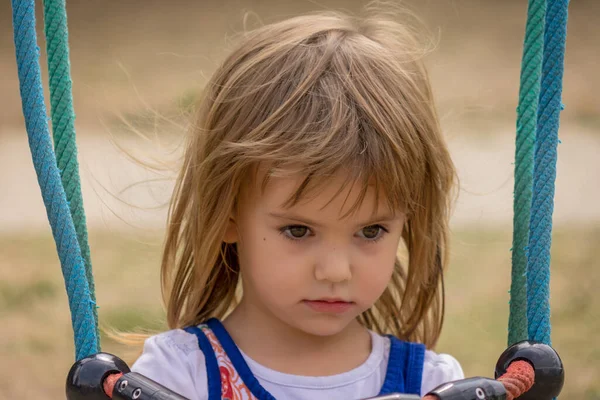 Portret Van Een Meisje Een Schommel — Stockfoto