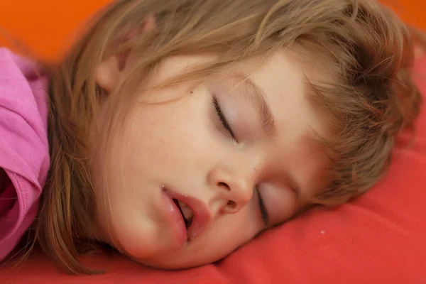 睡在大枕头上的小女孩 — 图库照片