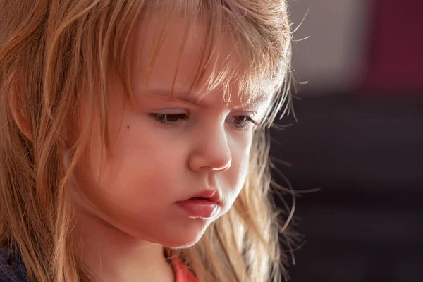 Immagine Bambino Dal Profilo Mentre Sta Giocando Gioco Nota Profondità Immagine Stock