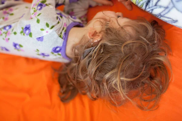 Μικρό Κορίτσι Κοιμάται Στο Μεγάλο Κρεβάτι Σημειώστε Ρηχό Βάθος Του Εικόνα Αρχείου