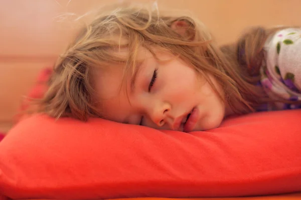 Kleines Mädchen Schläft Auf Dem Großen Bett Beachten Sie Die Stockfoto