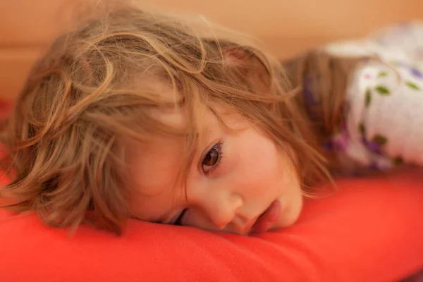 Bambina Che Dorme Sul Letto Grande Nota Profondità Campo Poco Foto Stock Royalty Free