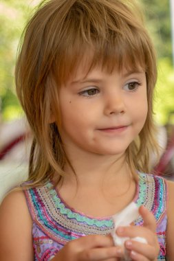 Yemek yerken bir kızın portresi