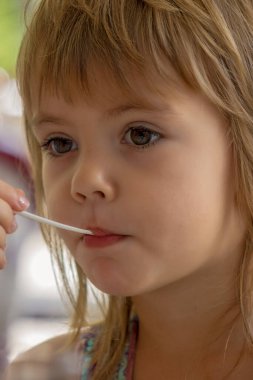 çocuk ifadesi otururken