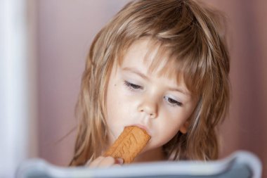 Çizgi film izlerken çocuğun yüz ifadesi.