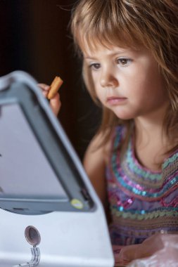 Çizgi film izlerken çocuğun yüz ifadesi.