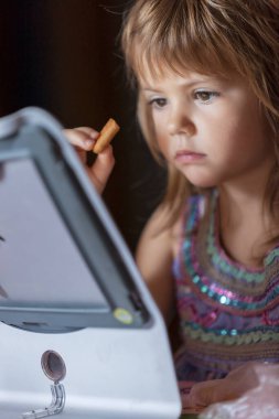 Çizgi film izlerken çocuğun yüz ifadesi.