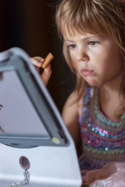 Çizgi film izlerken çocuğun yüz ifadesi.