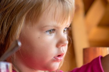 Dondurma yerken bir kızın yüz ifadesi.