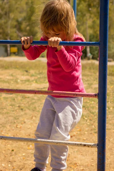 Une Petite Fille Dans Parc Sur Équipement Pour Escalade — Photo
