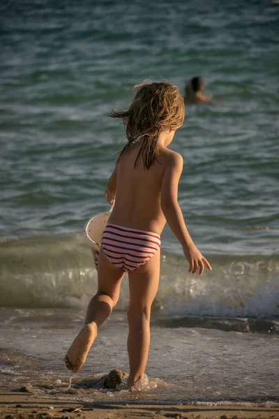 Kleines Mädchen Läuft Flachen Wasser Meer lizenzfreie Stockbilder