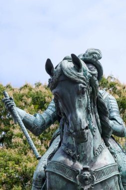 Lahey, Hollanda - 15 Mayıs 2020: Orange Prensi I. William 'ın heykeli veya Hollanda' nın Lahey kentindeki Noordeinde Sarayı