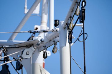 Donanma, bir lamba, halat, direğe ve mavi gökyüzüne karşı balıkçı ağlarından oluşur. Arkaplan kutsaması.