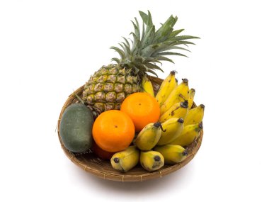 Sepette beyaz zemin üzerine taze karışık meyve