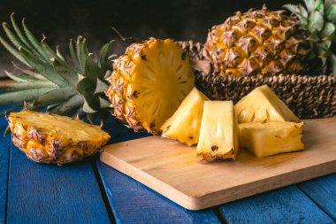 Ananas meyve mavi ahşap tablo dilimleri ile yakın çekim