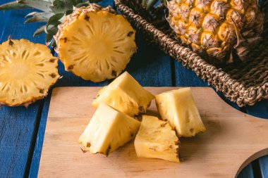 Ananas meyve mavi ahşap tablo dilimleri ile yakın çekim
