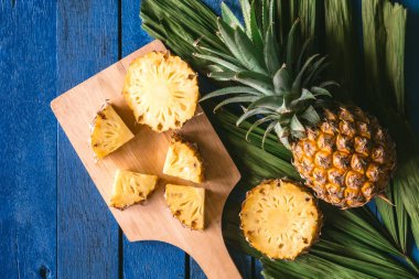 Ananas meyve dilimleri ile üstten görünüm mavi ahşap tablo