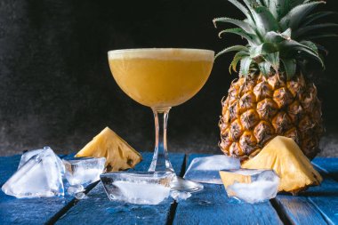 Ananas güler yüzlü ve taze ananas meyve siyah arka plan mavi ahşap tablo.