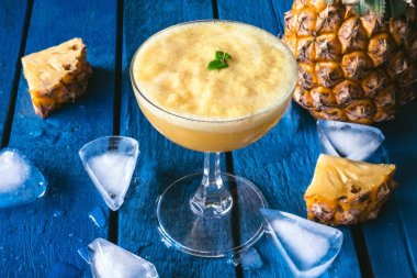 Mavi ahşap masa taze ananas meyve yüzlü ananas