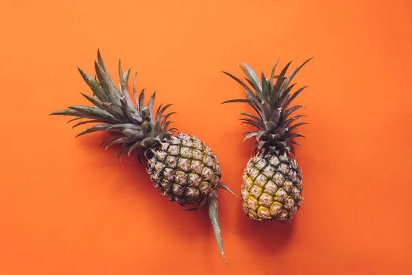 Bovenaanzicht Van Ananas Een Oranje Achtergrond — Stockfoto