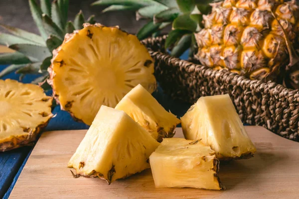 Ananas meyve dilimleri ahşap tepsi ile yakın çekim