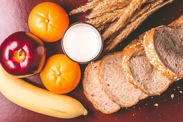 Desayuno Saludable Con Pan Integral Leche Frutas Sobre Mesa — Foto de Stock