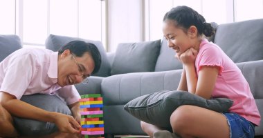 Baba ve kızıyla mutlu bir aile evde vakit geçiriyor..