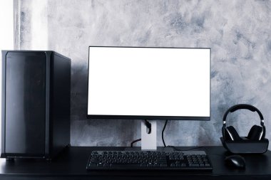 Masasında beyaz ekran monitörü olan siyah bilgisayar.