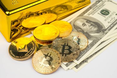 Beyaz arkaplanda yeni dijital para, Amerikan doları ve altın külçeleri