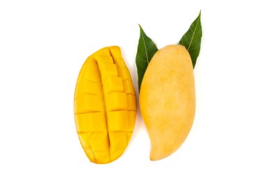 Taze mango ve beyaz arka planda kesilmiş mango..